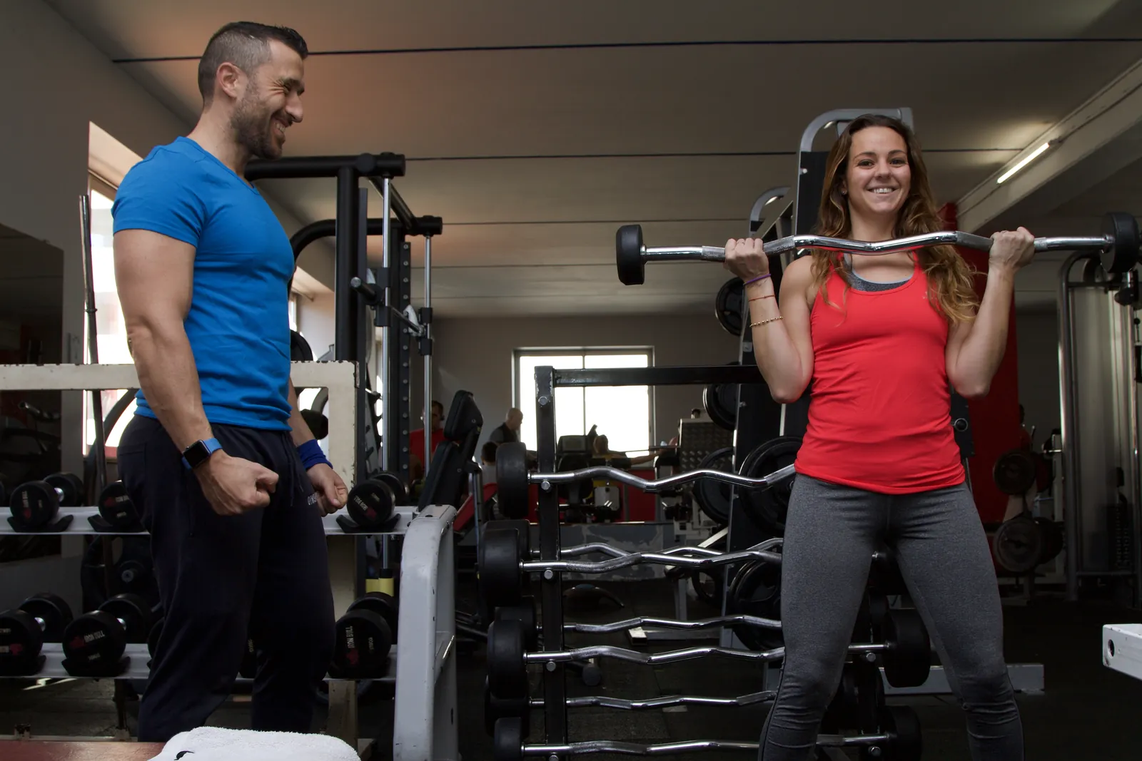 Un coach ARENA en séance de musculation en salle avec son élève